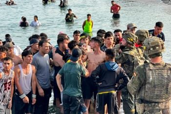 Inmigrantes en Ceuta vigilados por militares